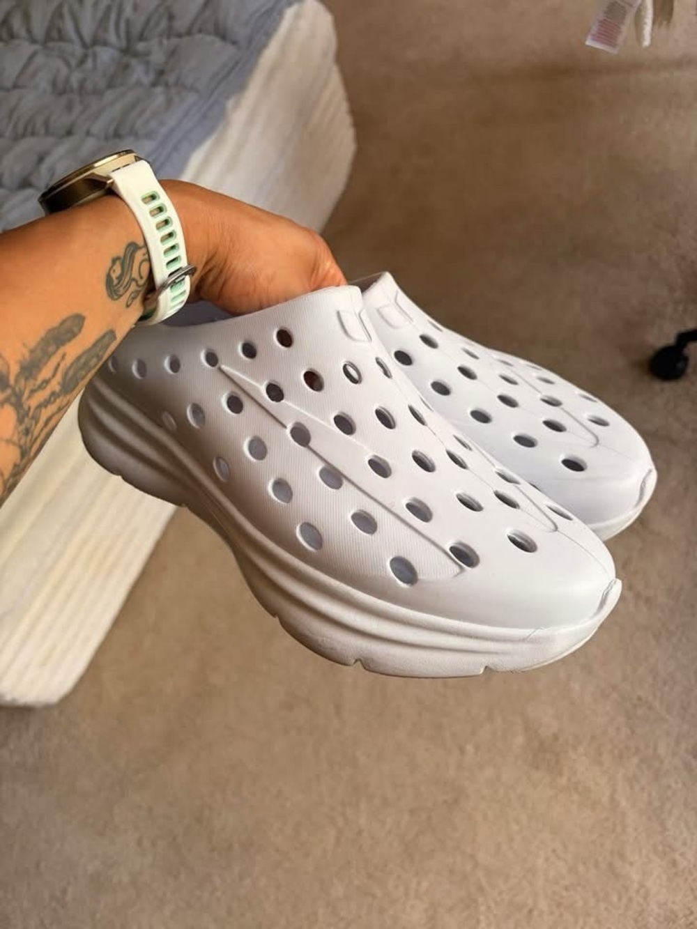 Like new all white mens kanes
